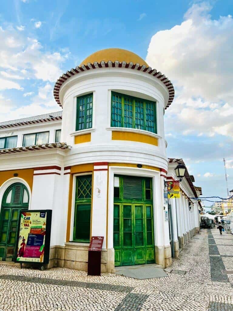 Historisch gebouw met groene deuren en gele koepel in Portugal.
