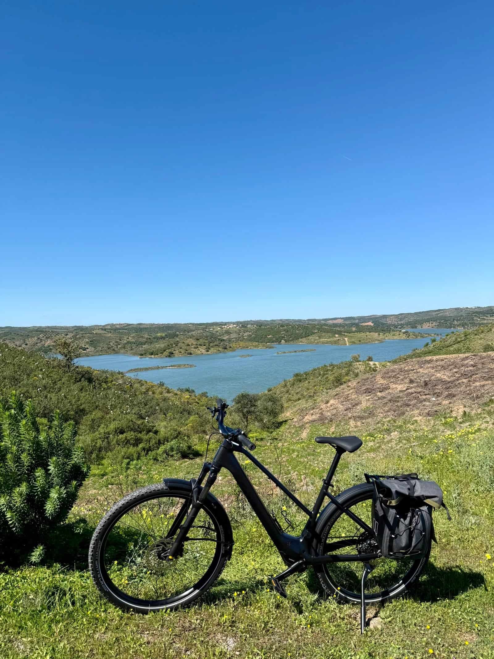 Algarve cycling rides: Explore stunning views with a bike along scenic trails.